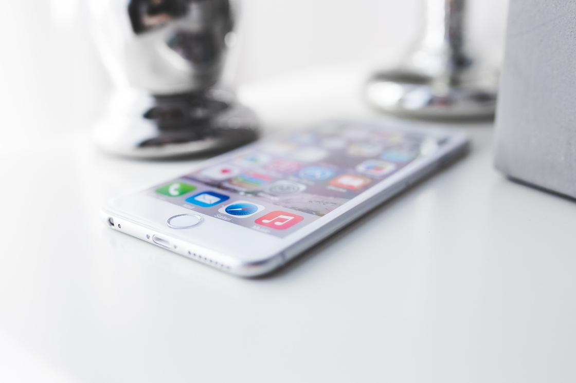 Белый iPhone на столе